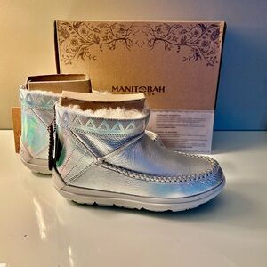Manitobah Mukluks WR Reflection Ankle boot in Frost Women's size 7